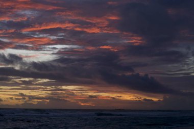 Kültürel kodu ve kimliği olan orijinal Sri Lanka. Trafik, ulusal ve dini gelenekler, binalar ve doğa. Palmiye ağaçları ve okyanus. Adadaki kumsal.