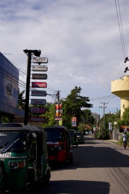 Kültürel kodu ve kimliği olan orijinal Sri Lanka. Trafik, ulusal ve dini gelenekler, binalar ve doğa. Palmiye ağaçları ve okyanus. Adadaki kumsal.