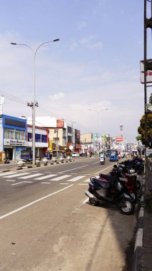 Kültürel kodu ve kimliği olan orijinal Sri Lanka. Trafik, ulusal ve dini gelenekler, binalar ve doğa. Palmiye ağaçları ve okyanus. Adadaki kumsal.