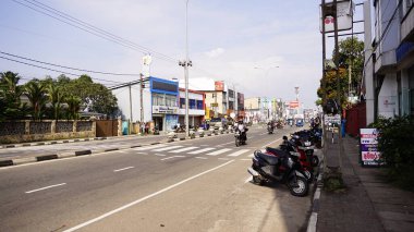 Kültürel kodu ve kimliği olan orijinal Sri Lanka. Trafik, ulusal ve dini gelenekler, binalar ve doğa. Palmiye ağaçları ve okyanus. Adadaki kumsal.