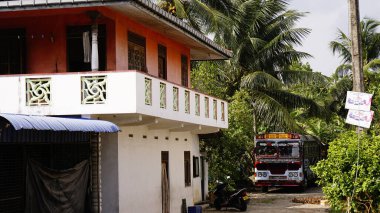 Kültürel kodu ve kimliği olan orijinal Sri Lanka. Trafik, ulusal ve dini gelenekler, binalar ve doğa. Palmiye ağaçları ve okyanus. Adadaki kumsal.