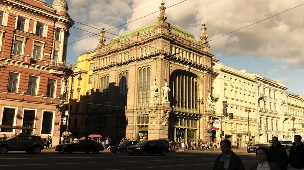 St. Petersburg / Helsinki çevresindeki bir wolk, binaların, doğanın, kültürün ve ilgi çekici yerlerin genel bakışı.