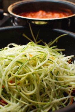 Tavada domates ve sebze sosu pişirmek ve tavada kızartmak.