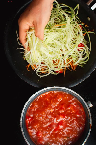 프라이팬 프라이팬에서 토마토와 소스를 요리하는 — 스톡 사진