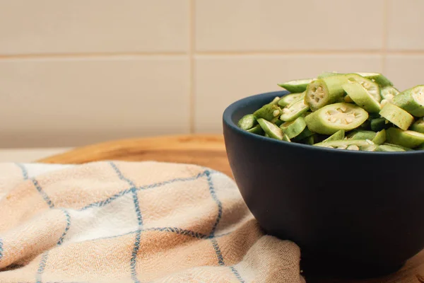 Salade Gombo Tranchée Dans Bol Bleu Sur Une Planche Bois — Photo