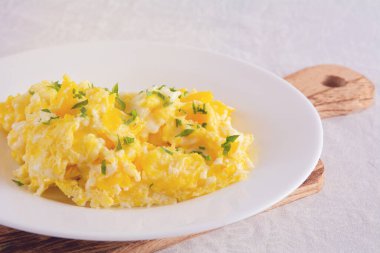 Kahvaltı için Beyaz Tabakta Baharatlı Yağda Yumurta