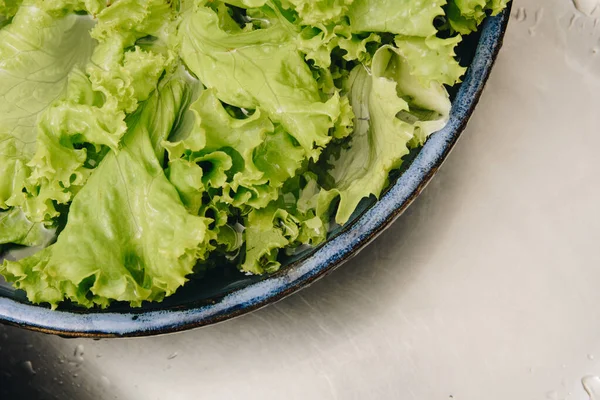Salade Laitue Fraîche Saine Dans Bol Céramique Bleue — Photo