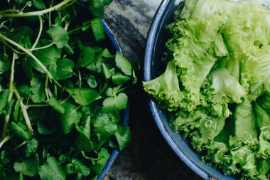 Taze ve renkli salata kaseleri Üst Görünüm