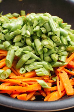 Kavurulmuş Yeşil Fasulye ve Havuç Kızartma Tavasında