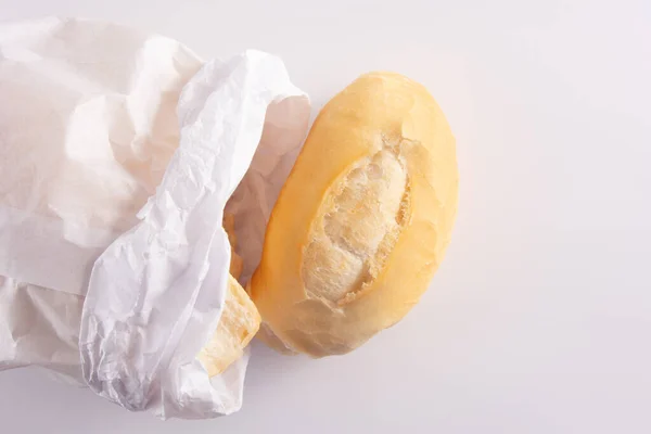 新鲜的法国面包面包从袋子 顶部视图 白色背景 — 图库照片