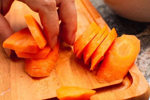 Крупним Планом Фото Жіночої Руки Збирання Нарізаної Моркви Приготування Їжі — стокове фото