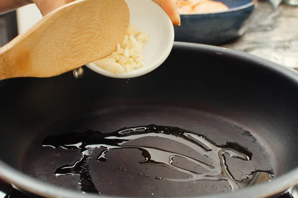 올리브유를 뜨거운 검은색 프라이팬에 숟가락으로 — 스톡 사진