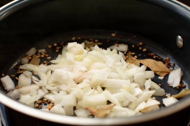 Yakın plan Soğan Cızırtısı Bir Pan içinde Baharatlar