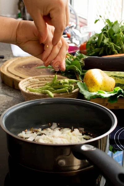 Karmelizowanie Cebuli Przyprawami Patelni — Zdjęcie stockowe