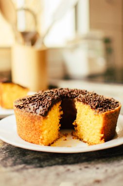 Çikolatalı ve Brigadeiro şekerli havuçlu kek.