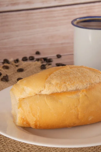 法国面包 有咖啡杯和面包篮背景 特写镜头 — 图库照片