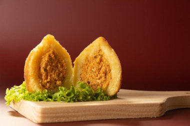 Çıtır Kızarmış Tavuk Topu (Brezilya Coxinha de Frango), kopya alanı, kırmızı arkaplan