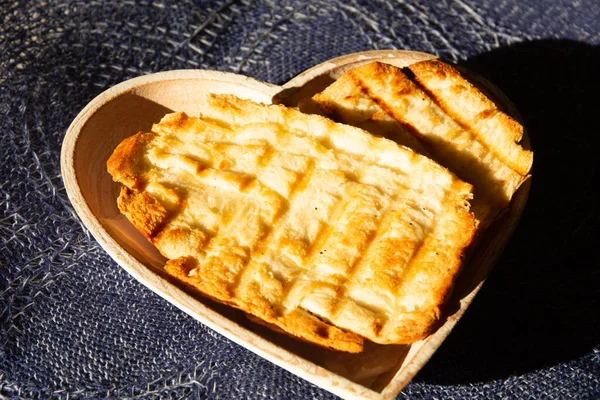 Смажений Хліб Розтопленим Маслом Бразильська Їжа Сніданку Серцева Форма — стокове фото