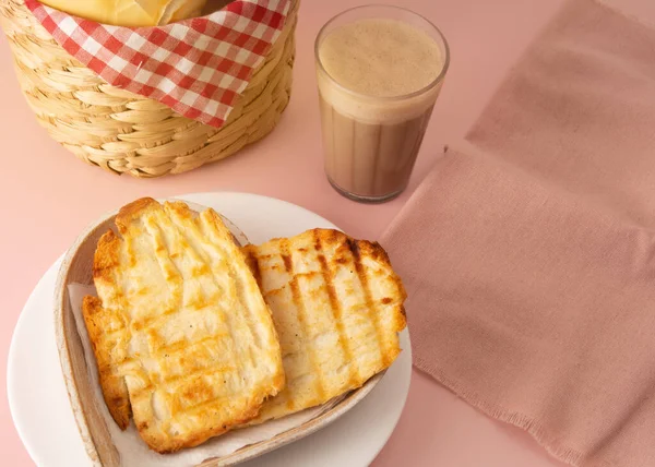 Смажений Хліб Розтопленим Маслом Їжа Бразилії Серцевидна Форма Кава Молоко — стокове фото