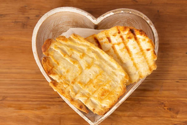 Смажений Хліб Розплавленим Маслом Бразильська Сніданкова Їжа Серцевидна Форма Вид — стокове фото