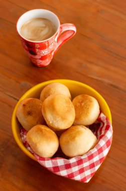 Peynirli ekmek (Brezilya pao de queijo mineiro), ön görüş, odaklanma, kahve fincanı