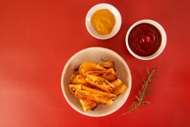 Lezzetli fla tlay top view El yapımı Beyaz Seramik Kasede ketçap ve hardallı arka planda kızarmış Cassava