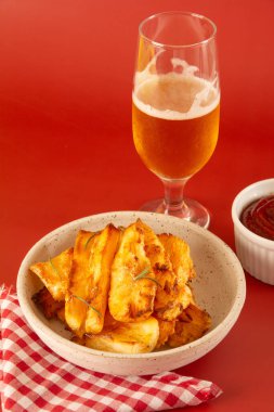 Üst Manzara Lezzetli Kızarmış Cassava El yapımı Beyaz Seramik Kasesi Kırmızı Stüdyo Arkaplanında