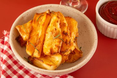 Üst Manzara Lezzetli Kızarmış Cassava El yapımı Beyaz Seramik Kasesi Kırmızı Stüdyo Arkaplanında