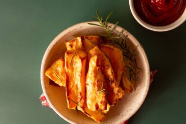 Top view Lezzetli Kızarmış Cassava Yeşil Stüdyo Arkaplanındaki Beyaz Seramik Kasede