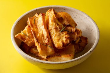 Sarı Stüdyo Arkaplanındaki Beyaz Seramik Kasede Lezzetli Kızarmış Cassava