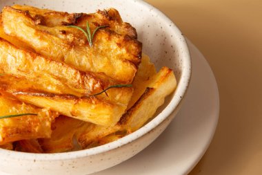 Üst Manzara Lezzetli Kızarmış Cassava Bej Stüdyo Arkaplan Üzerine El Yapımı Beyaz Seramik Kâse