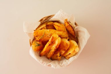 Üst Manzara Lezzetli Kızarmış Cassava El yapımı ahşap kâse Beyaz Stüdyo Arkaplanı