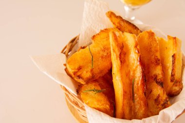 Üst Manzara Lezzetli Kızarmış Cassava El yapımı ahşap kâse Beyaz Stüdyo Arkaplanı