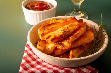 Top view Lezzetli Kızarmış Cassava Yeşil Stüdyo Arkaplanındaki Beyaz Seramik Kasede