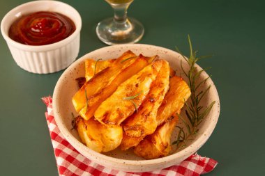 Yeşil Stüdyo Arkaplan 'da el yapımı beyaz seramik kasede soğuk birayla nefis kızarmış Cassava.