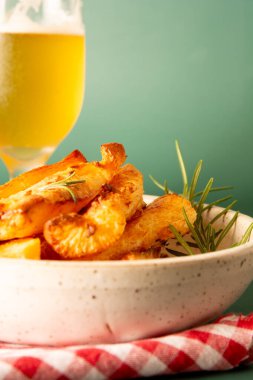 Yeşil Stüdyo Arkaplan 'da el yapımı beyaz seramik kasede soğuk birayla nefis kızarmış Cassava.