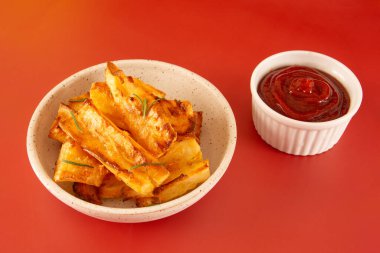 Kırmızı Stüdyo Arkaplan 'da el yapımı beyaz seramik kasede ketçaplı leziz bir ön manzara.