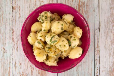 İtalyan bilge Gnocchi pembe bir kasede