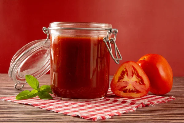 Frische Tomatensauce Glas Mit Basilikumblättern Geschnittene Tomaten Vor Rotem Hintergrund — Stockfoto