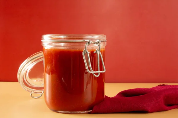 Świeży Sos Pomidorowy Szklanym Słoiku Czerwono Beżowym Tle Przodu — Zdjęcie stockowe