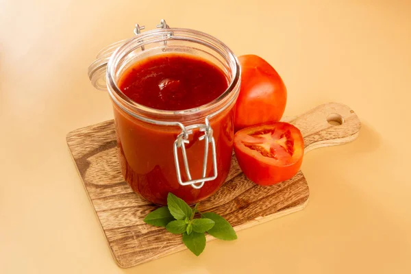 Fresh Tomato Sauce Glass Jar Basil Leaves Sliced Tomatoes Beige — Stock Photo, Image