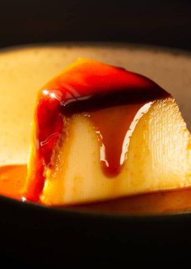 Creme Karamel Yoğunlaştırılmış Süt Pudim Dilimi Eriyen karamel ile yakın görüntüde