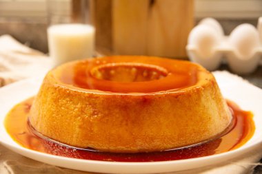 Creme Karamel Yoğunlaştırılmış Süt Pudingi. Önünde erimiş karamel soslu.