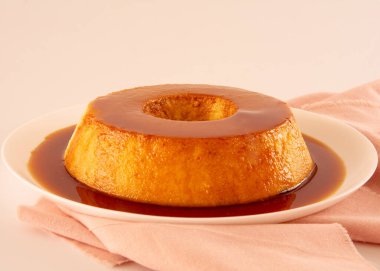 Creme Karamel Yoğunlaştırılmış Süt Pudingi. Önünde erimiş karamel soslu.