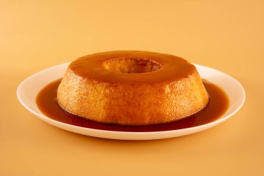Creme Karamel Yoğunlaştırılmış Süt Pudingi. Önünde erimiş karamel soslu.
