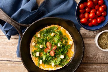 Cherry Domatesli peynirli Arugula Pizzası Dökme Demir Tavada