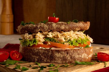 Taze salata ve tam tahıllı tavuk göğlü sandviç.