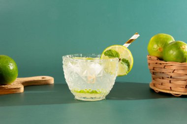 Caipirinha bardak Pinga Kokteyli. Buz ve Limonlu. Ön planda Pürüzsüz Yeşil Arkaplan resmi.