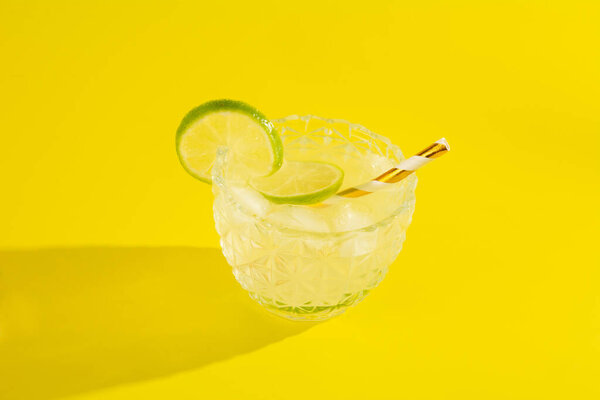 Caipirinha стакан коктейля Пинга с лимоном на гладком Йелоу фоне в фото сверху