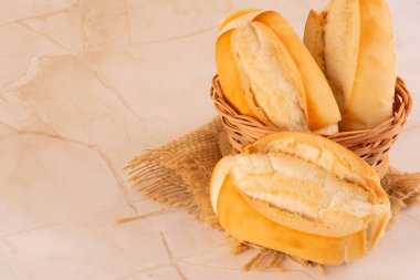 Taze pişmiş un ekmeği taşa batırılmış, temiz bir zemin, havadan bakıldığında boş boş bir alan.